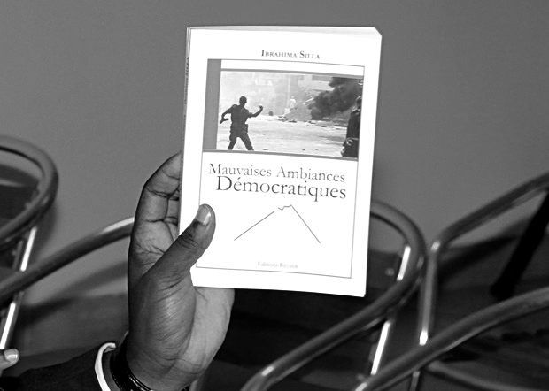 Couverture de "Mauvaises ambiances démocratiques" - Ibrahima Silla