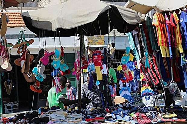 “Si on ferme le marché sans nous recaser, on ne peut pas rester un an sans travailler...” Ibou Cissé